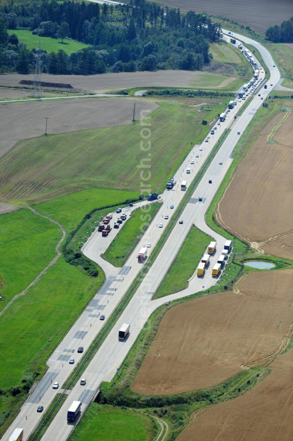 Görkwitz from above - Bauwerke und Streckenführung der BAB Bundesautobahn A9 mit bisher vier Fahrstreifen. Derzeit laufen Vorbereitungsarbeiten für den sechsspurigen Ausbau der Autobahn 9 zwischen Triptis und Schleiz durch das deutsch-französisches Konsortium EUROVIA VINCI. Es ist das letzte Projekt im Rahmen des Verkehrsprojekt Deutsche Einheit Nummer zwölf der DEGES. Buildings and route of the motorway A9.