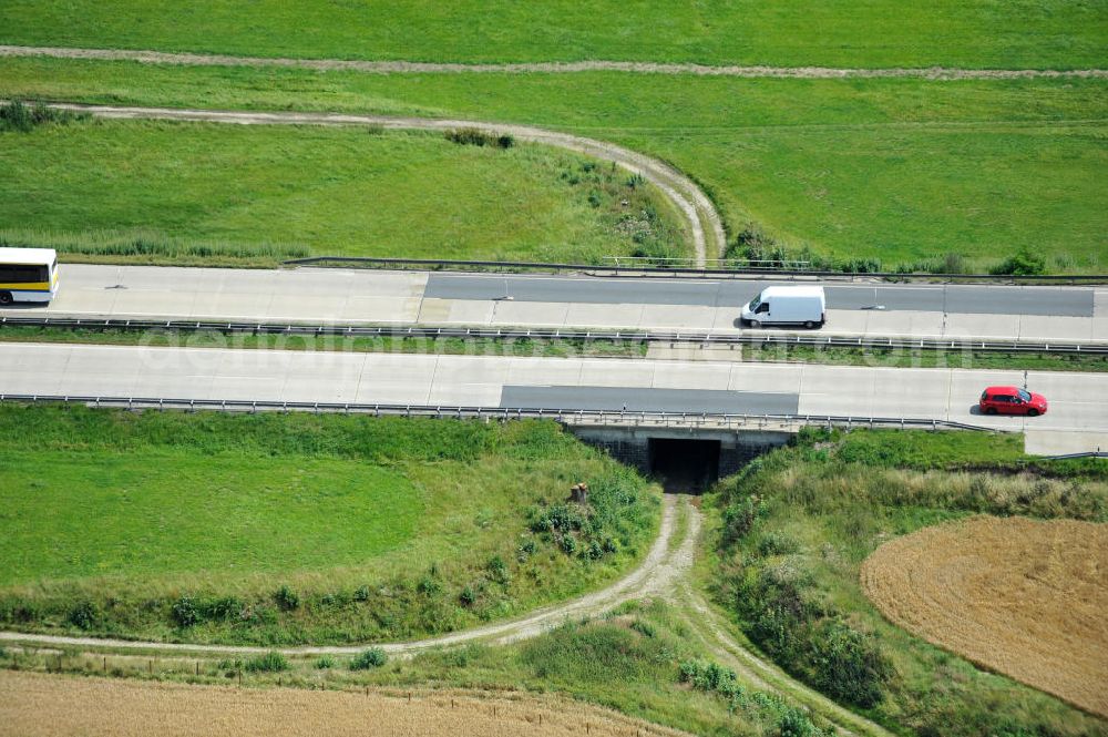 Görkwitz from the bird's eye view: Bauwerke und Streckenführung der BAB Bundesautobahn A9 mit bisher vier Fahrstreifen. Derzeit laufen Vorbereitungsarbeiten für den sechsspurigen Ausbau der Autobahn 9 zwischen Triptis und Schleiz durch das deutsch-französisches Konsortium EUROVIA VINCI. Es ist das letzte Projekt im Rahmen des Verkehrsprojekt Deutsche Einheit Nummer zwölf der DEGES. Buildings and route of the motorway A9.