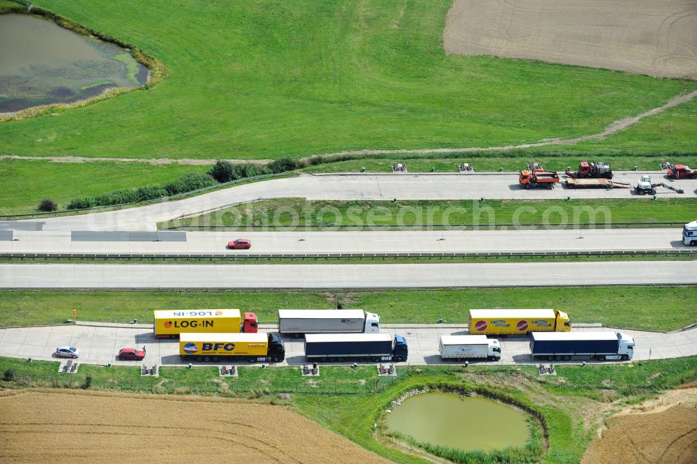 Aerial image Görkwitz - Bauwerke und Streckenführung der BAB Bundesautobahn A9 mit bisher vier Fahrstreifen. Derzeit laufen Vorbereitungsarbeiten für den sechsspurigen Ausbau der Autobahn 9 zwischen Triptis und Schleiz durch das deutsch-französisches Konsortium EUROVIA VINCI. Es ist das letzte Projekt im Rahmen des Verkehrsprojekt Deutsche Einheit Nummer zwölf der DEGES. Buildings and route of the motorway A9.