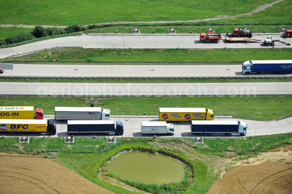 Aerial photograph Görkwitz - Bauwerke und Streckenführung der BAB Bundesautobahn A9 mit bisher vier Fahrstreifen. Derzeit laufen Vorbereitungsarbeiten für den sechsspurigen Ausbau der Autobahn 9 zwischen Triptis und Schleiz durch das deutsch-französisches Konsortium EUROVIA VINCI. Es ist das letzte Projekt im Rahmen des Verkehrsprojekt Deutsche Einheit Nummer zwölf der DEGES. Buildings and route of the motorway A9.