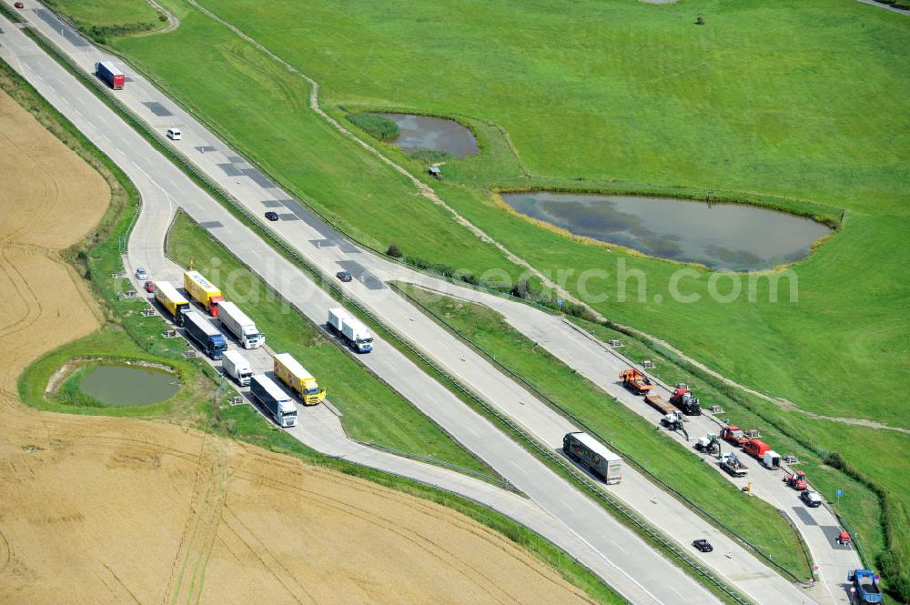 Görkwitz from above - Bauwerke und Streckenführung der BAB Bundesautobahn A9 mit bisher vier Fahrstreifen. Derzeit laufen Vorbereitungsarbeiten für den sechsspurigen Ausbau der Autobahn 9 zwischen Triptis und Schleiz durch das deutsch-französisches Konsortium EUROVIA VINCI. Es ist das letzte Projekt im Rahmen des Verkehrsprojekt Deutsche Einheit Nummer zwölf der DEGES. Buildings and route of the motorway A9.