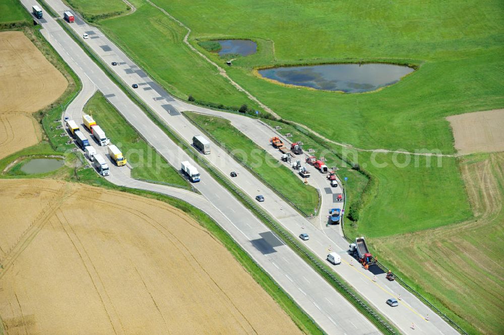 Görkwitz from the bird's eye view: Bauwerke und Streckenführung der BAB Bundesautobahn A9 mit bisher vier Fahrstreifen. Derzeit laufen Vorbereitungsarbeiten für den sechsspurigen Ausbau der Autobahn 9 zwischen Triptis und Schleiz durch das deutsch-französisches Konsortium EUROVIA VINCI. Es ist das letzte Projekt im Rahmen des Verkehrsprojekt Deutsche Einheit Nummer zwölf der DEGES. Buildings and route of the motorway A9.