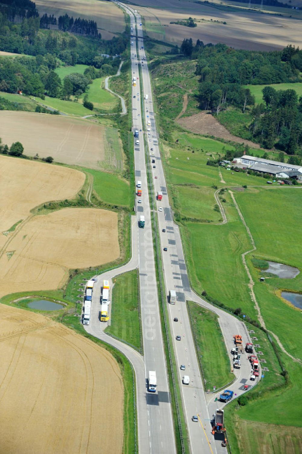 Aerial image Görkwitz - Bauwerke und Streckenführung der BAB Bundesautobahn A9 mit bisher vier Fahrstreifen. Derzeit laufen Vorbereitungsarbeiten für den sechsspurigen Ausbau der Autobahn 9 zwischen Triptis und Schleiz durch das deutsch-französisches Konsortium EUROVIA VINCI. Es ist das letzte Projekt im Rahmen des Verkehrsprojekt Deutsche Einheit Nummer zwölf der DEGES. Buildings and route of the motorway A9.