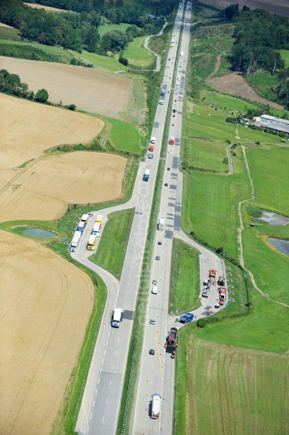 Aerial photograph Görkwitz - Bauwerke und Streckenführung der BAB Bundesautobahn A9 mit bisher vier Fahrstreifen. Derzeit laufen Vorbereitungsarbeiten für den sechsspurigen Ausbau der Autobahn 9 zwischen Triptis und Schleiz durch das deutsch-französisches Konsortium EUROVIA VINCI. Es ist das letzte Projekt im Rahmen des Verkehrsprojekt Deutsche Einheit Nummer zwölf der DEGES. Buildings and route of the motorway A9.