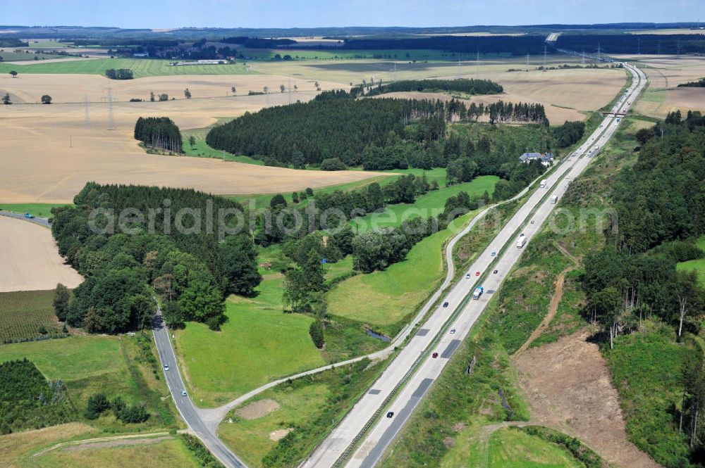 Görkwitz from above - Bauwerke und Streckenführung der BAB Bundesautobahn A9 mit bisher vier Fahrstreifen. Derzeit laufen Vorbereitungsarbeiten für den sechsspurigen Ausbau der Autobahn 9 zwischen Triptis und Schleiz durch das deutsch-französisches Konsortium EUROVIA VINCI. Es ist das letzte Projekt im Rahmen des Verkehrsprojekt Deutsche Einheit Nummer zwölf der DEGES. Buildings and route of the motorway A9.