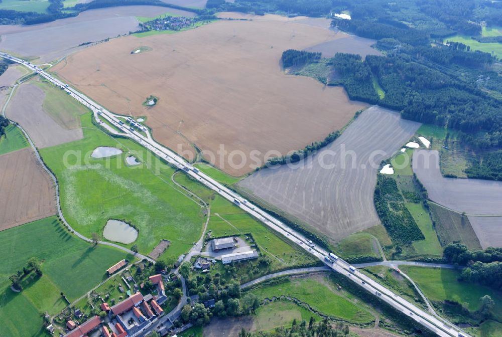 Görkwitz from the bird's eye view: Bauwerke und Streckenführung der BAB Bundesautobahn A9 mit bisher vier Fahrstreifen. Derzeit laufen Vorbereitungsarbeiten für den sechsspurigen Ausbau der Autobahn 9 zwischen Triptis und Schleiz durch das deutsch-französisches Konsortium EUROVIA VINCI. Es ist das letzte Projekt im Rahmen des Verkehrsprojekt Deutsche Einheit Nummer zwölf der DEGES. Buildings and route of the motorway A9.