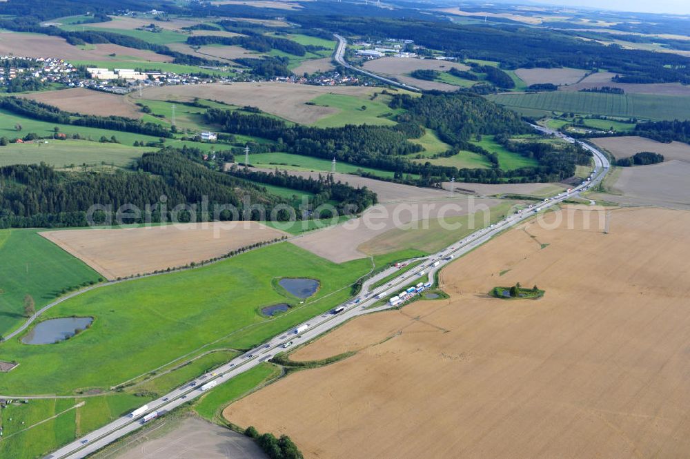 Aerial image Görkwitz - Bauwerke und Streckenführung der BAB Bundesautobahn A9 mit bisher vier Fahrstreifen. Derzeit laufen Vorbereitungsarbeiten für den sechsspurigen Ausbau der Autobahn 9 zwischen Triptis und Schleiz durch das deutsch-französisches Konsortium EUROVIA VINCI. Es ist das letzte Projekt im Rahmen des Verkehrsprojekt Deutsche Einheit Nummer zwölf der DEGES. Buildings and route of the motorway A9.