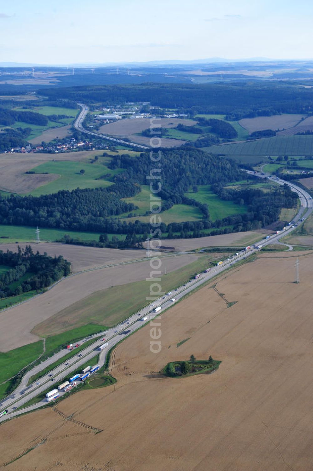 Aerial photograph Görkwitz - Bauwerke und Streckenführung der BAB Bundesautobahn A9 mit bisher vier Fahrstreifen. Derzeit laufen Vorbereitungsarbeiten für den sechsspurigen Ausbau der Autobahn 9 zwischen Triptis und Schleiz durch das deutsch-französisches Konsortium EUROVIA VINCI. Es ist das letzte Projekt im Rahmen des Verkehrsprojekt Deutsche Einheit Nummer zwölf der DEGES. Buildings and route of the motorway A9.