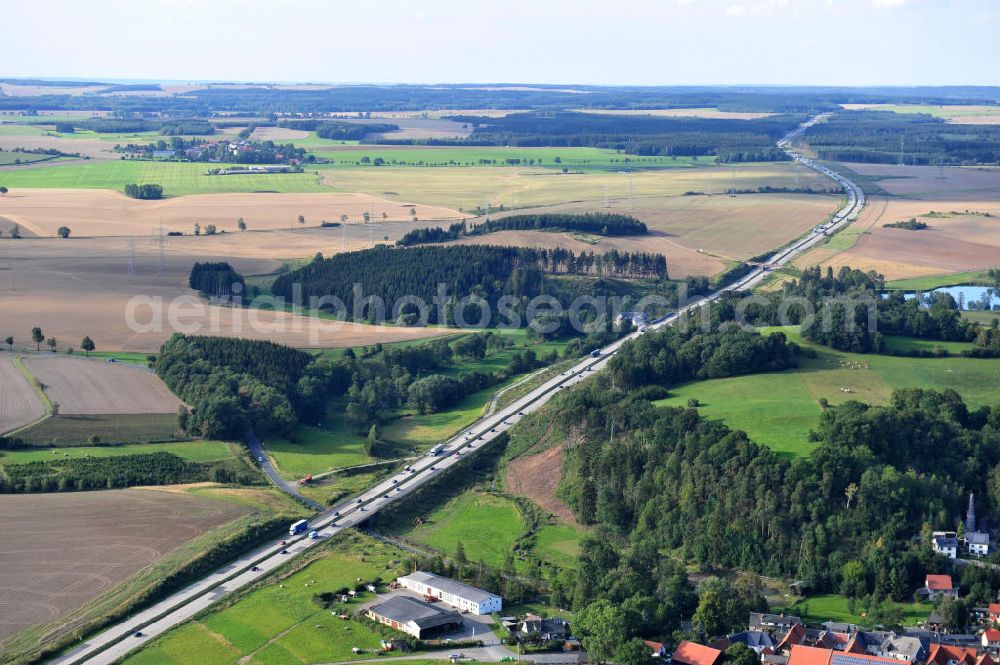 Görkwitz from above - Bauwerke und Streckenführung der BAB Bundesautobahn A9 mit bisher vier Fahrstreifen. Derzeit laufen Vorbereitungsarbeiten für den sechsspurigen Ausbau der Autobahn 9 zwischen Triptis und Schleiz durch das deutsch-französisches Konsortium EUROVIA VINCI. Es ist das letzte Projekt im Rahmen des Verkehrsprojekt Deutsche Einheit Nummer zwölf der DEGES. Buildings and route of the motorway A9.