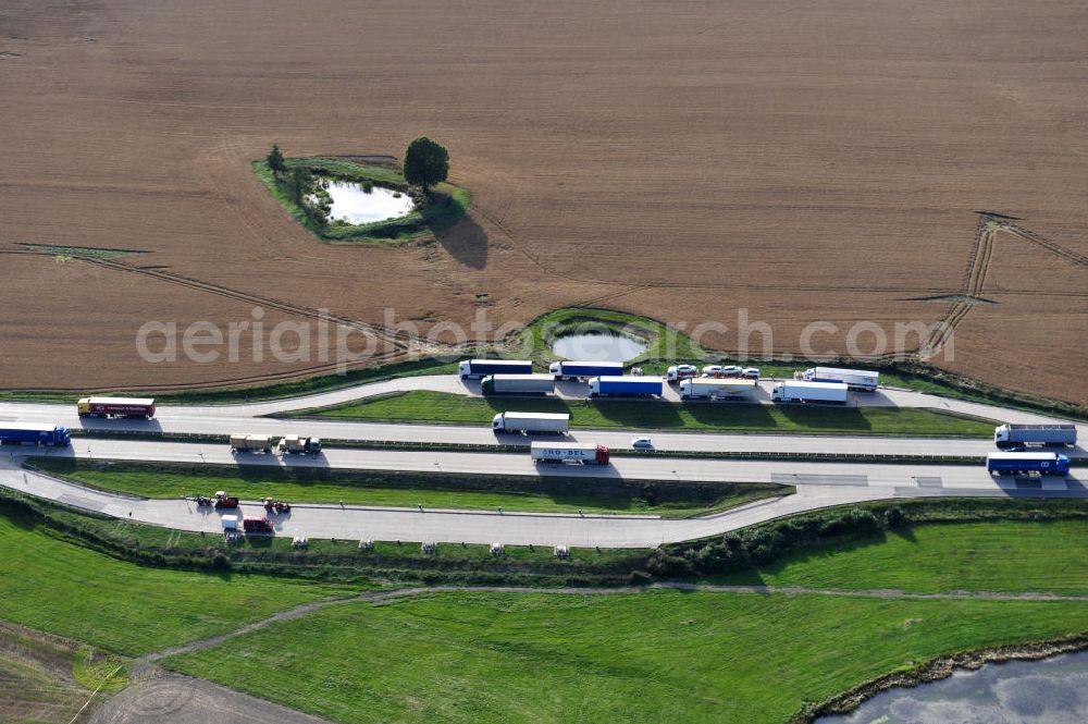 Görkwitz from the bird's eye view: Bauwerke und Streckenführung der BAB Bundesautobahn A9 mit bisher vier Fahrstreifen. Derzeit laufen Vorbereitungsarbeiten für den sechsspurigen Ausbau der Autobahn 9 zwischen Triptis und Schleiz durch das deutsch-französisches Konsortium EUROVIA VINCI. Es ist das letzte Projekt im Rahmen des Verkehrsprojekt Deutsche Einheit Nummer zwölf der DEGES. Buildings and route of the motorway A9.