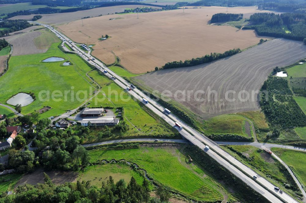 Aerial image Görkwitz - Bauwerke und Streckenführung der BAB Bundesautobahn A9 mit bisher vier Fahrstreifen. Derzeit laufen Vorbereitungsarbeiten für den sechsspurigen Ausbau der Autobahn 9 zwischen Triptis und Schleiz durch das deutsch-französisches Konsortium EUROVIA VINCI. Es ist das letzte Projekt im Rahmen des Verkehrsprojekt Deutsche Einheit Nummer zwölf der DEGES. Buildings and route of the motorway A9.