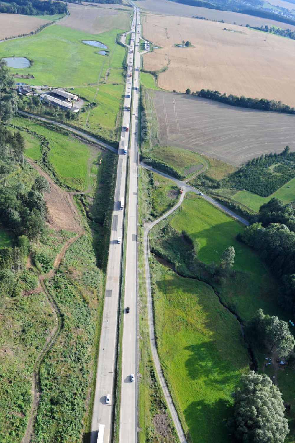 Aerial photograph Görkwitz - Bauwerke und Streckenführung der BAB Bundesautobahn A9 mit bisher vier Fahrstreifen. Derzeit laufen Vorbereitungsarbeiten für den sechsspurigen Ausbau der Autobahn 9 zwischen Triptis und Schleiz durch das deutsch-französisches Konsortium EUROVIA VINCI. Es ist das letzte Projekt im Rahmen des Verkehrsprojekt Deutsche Einheit Nummer zwölf der DEGES. Buildings and route of the motorway A9.