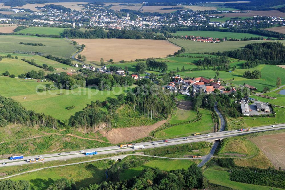 Görkwitz from above - Bauwerke und Streckenführung der BAB Bundesautobahn A9 mit bisher vier Fahrstreifen. Derzeit laufen Vorbereitungsarbeiten für den sechsspurigen Ausbau der Autobahn 9 zwischen Triptis und Schleiz durch das deutsch-französisches Konsortium EUROVIA VINCI. Es ist das letzte Projekt im Rahmen des Verkehrsprojekt Deutsche Einheit Nummer zwölf der DEGES. Buildings and route of the motorway A9.