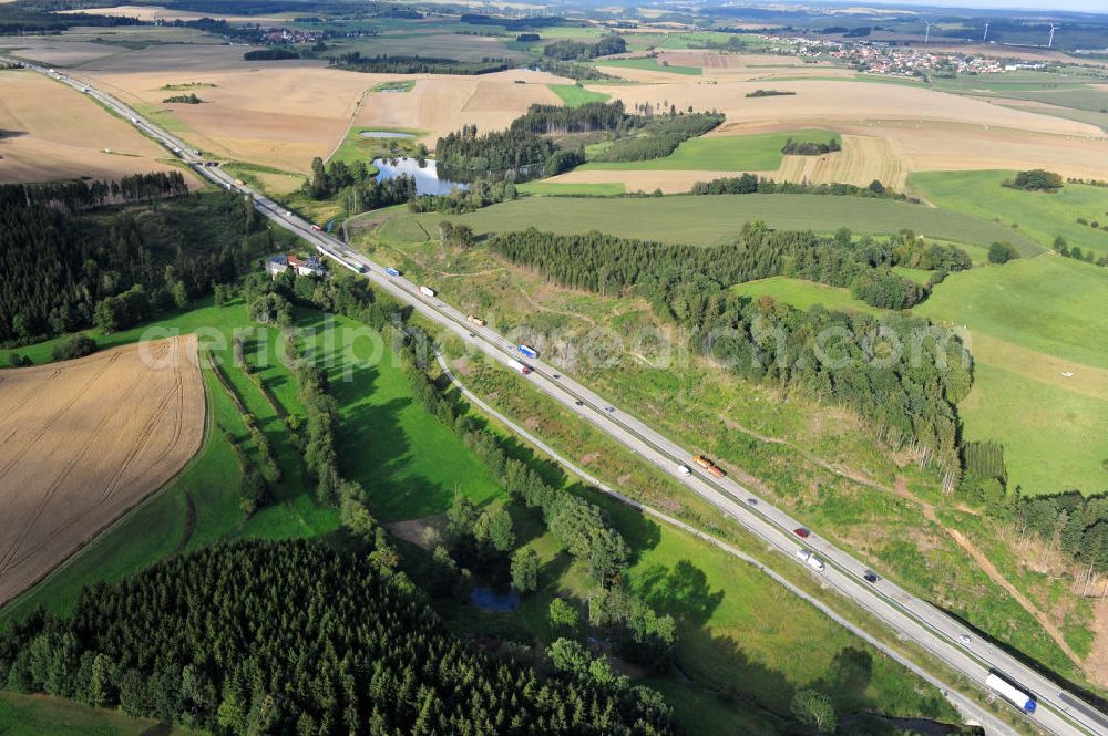 Görkwitz from the bird's eye view: Bauwerke und Streckenführung der BAB Bundesautobahn A9 mit bisher vier Fahrstreifen. Derzeit laufen Vorbereitungsarbeiten für den sechsspurigen Ausbau der Autobahn 9 zwischen Triptis und Schleiz durch das deutsch-französisches Konsortium EUROVIA VINCI. Es ist das letzte Projekt im Rahmen des Verkehrsprojekt Deutsche Einheit Nummer zwölf der DEGES. Buildings and route of the motorway A9.