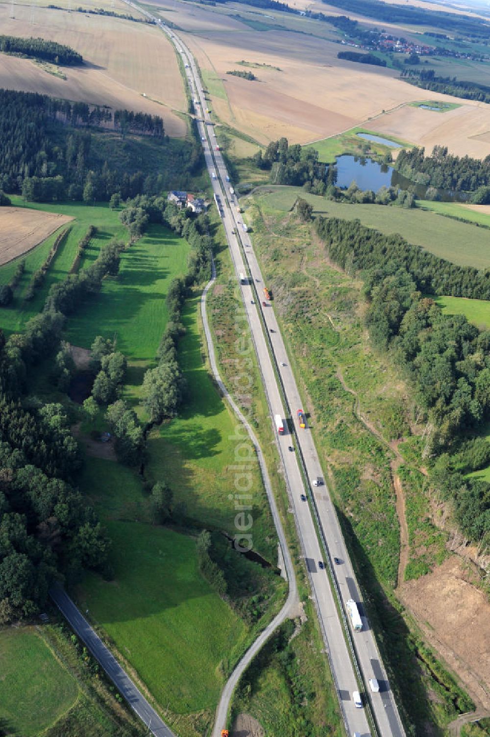 Aerial image Görkwitz - Bauwerke und Streckenführung der BAB Bundesautobahn A9 mit bisher vier Fahrstreifen. Derzeit laufen Vorbereitungsarbeiten für den sechsspurigen Ausbau der Autobahn 9 zwischen Triptis und Schleiz durch das deutsch-französisches Konsortium EUROVIA VINCI. Es ist das letzte Projekt im Rahmen des Verkehrsprojekt Deutsche Einheit Nummer zwölf der DEGES. Buildings and route of the motorway A9.