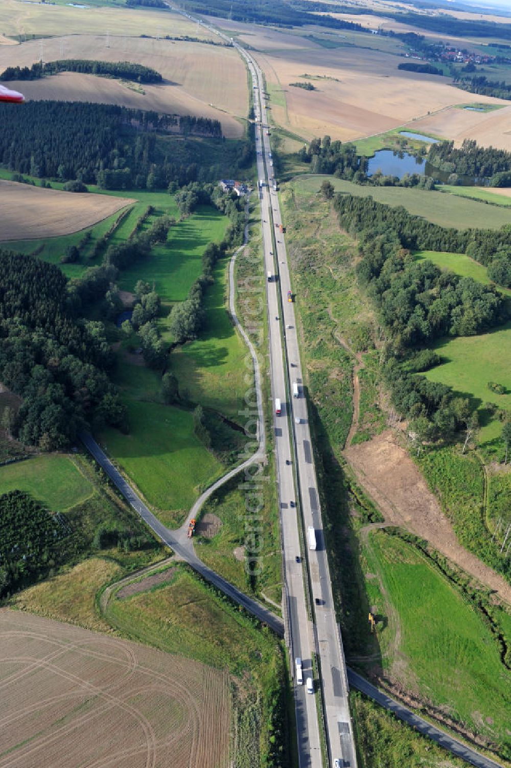 Aerial photograph Görkwitz - Bauwerke und Streckenführung der BAB Bundesautobahn A9 mit bisher vier Fahrstreifen. Derzeit laufen Vorbereitungsarbeiten für den sechsspurigen Ausbau der Autobahn 9 zwischen Triptis und Schleiz durch das deutsch-französisches Konsortium EUROVIA VINCI. Es ist das letzte Projekt im Rahmen des Verkehrsprojekt Deutsche Einheit Nummer zwölf der DEGES. Buildings and route of the motorway A9.