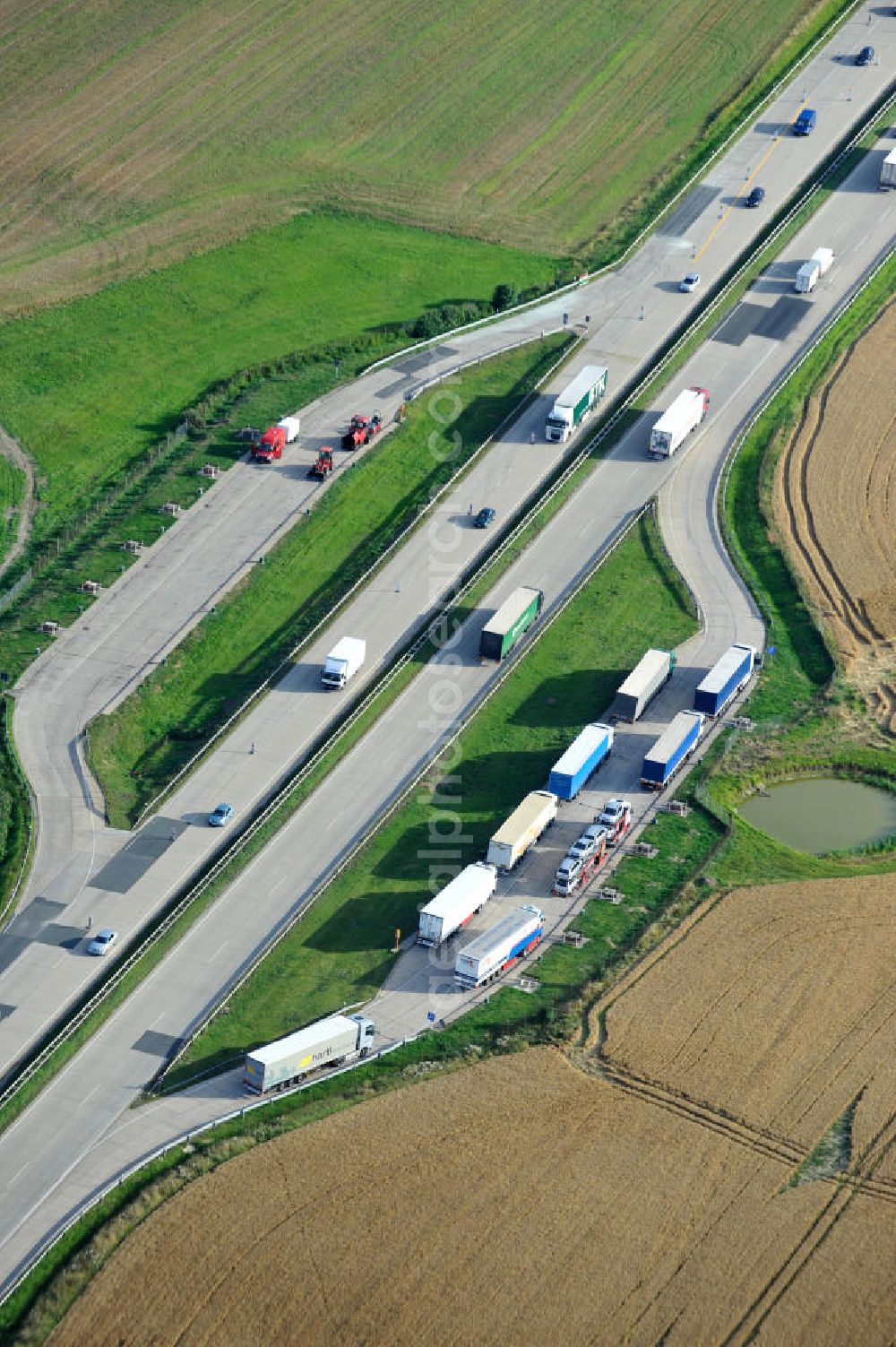 Görkwitz from above - Bauwerke und Streckenführung der BAB Bundesautobahn A9 mit bisher vier Fahrstreifen. Derzeit laufen Vorbereitungsarbeiten für den sechsspurigen Ausbau der Autobahn 9 zwischen Triptis und Schleiz durch das deutsch-französisches Konsortium EUROVIA VINCI. Es ist das letzte Projekt im Rahmen des Verkehrsprojekt Deutsche Einheit Nummer zwölf der DEGES. Buildings and route of the motorway A9.