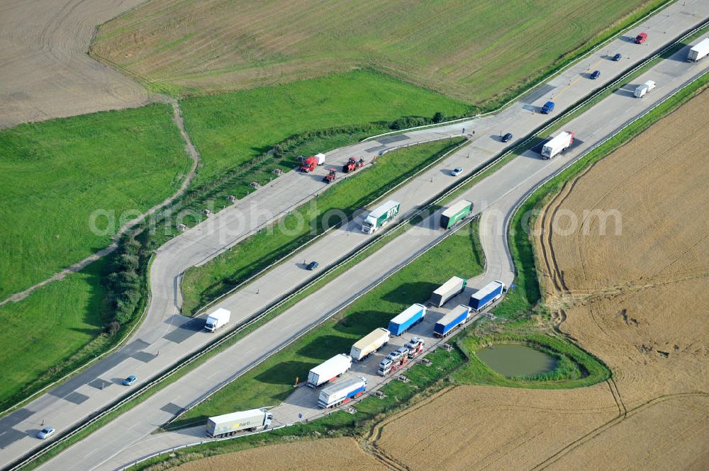 Görkwitz from the bird's eye view: Bauwerke und Streckenführung der BAB Bundesautobahn A9 mit bisher vier Fahrstreifen. Derzeit laufen Vorbereitungsarbeiten für den sechsspurigen Ausbau der Autobahn 9 zwischen Triptis und Schleiz durch das deutsch-französisches Konsortium EUROVIA VINCI. Es ist das letzte Projekt im Rahmen des Verkehrsprojekt Deutsche Einheit Nummer zwölf der DEGES. Buildings and route of the motorway A9.