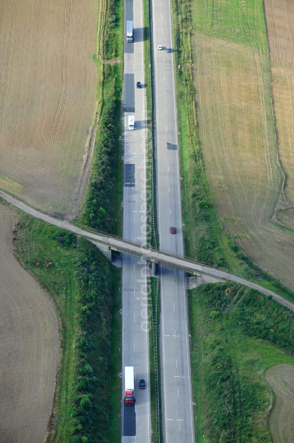 Aerial image Görkwitz - Bauwerke und Streckenführung der BAB Bundesautobahn A9 mit bisher vier Fahrstreifen. Derzeit laufen Vorbereitungsarbeiten für den sechsspurigen Ausbau der Autobahn 9 zwischen Triptis und Schleiz durch das deutsch-französisches Konsortium EUROVIA VINCI. Es ist das letzte Projekt im Rahmen des Verkehrsprojekt Deutsche Einheit Nummer zwölf der DEGES. Buildings and route of the motorway A9.