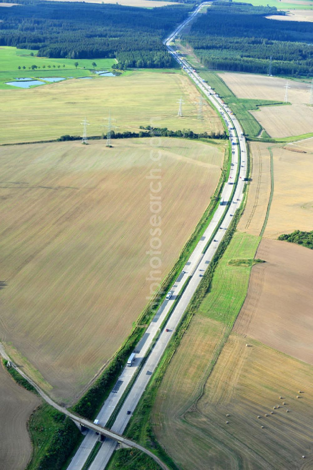 Aerial photograph Görkwitz - Bauwerke und Streckenführung der BAB Bundesautobahn A9 mit bisher vier Fahrstreifen. Derzeit laufen Vorbereitungsarbeiten für den sechsspurigen Ausbau der Autobahn 9 zwischen Triptis und Schleiz durch das deutsch-französisches Konsortium EUROVIA VINCI. Es ist das letzte Projekt im Rahmen des Verkehrsprojekt Deutsche Einheit Nummer zwölf der DEGES. Buildings and route of the motorway A9.