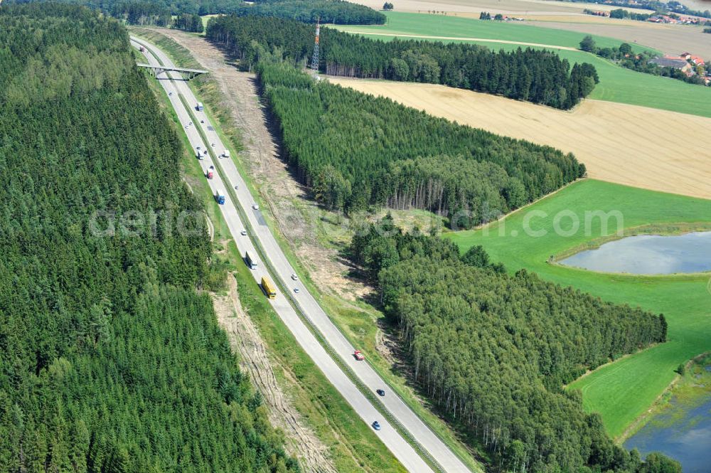 Köthnitz from above - Bauwerke und Streckenführung der BAB Bundesautobahn A9 mit bisher vier Fahrstreifen. Derzeit laufen Vorbereitungsarbeiten für den sechsspurigen Ausbau der Autobahn 9 zwischen Triptis und Schleiz durch das deutsch-französisches Konsortium EUROVIA VINCI. Es ist das letzte Projekt im Rahmen des Verkehrsprojekt Deutsche Einheit Nummer zwölf der DEGES. Buildings and route of the motorway A9.