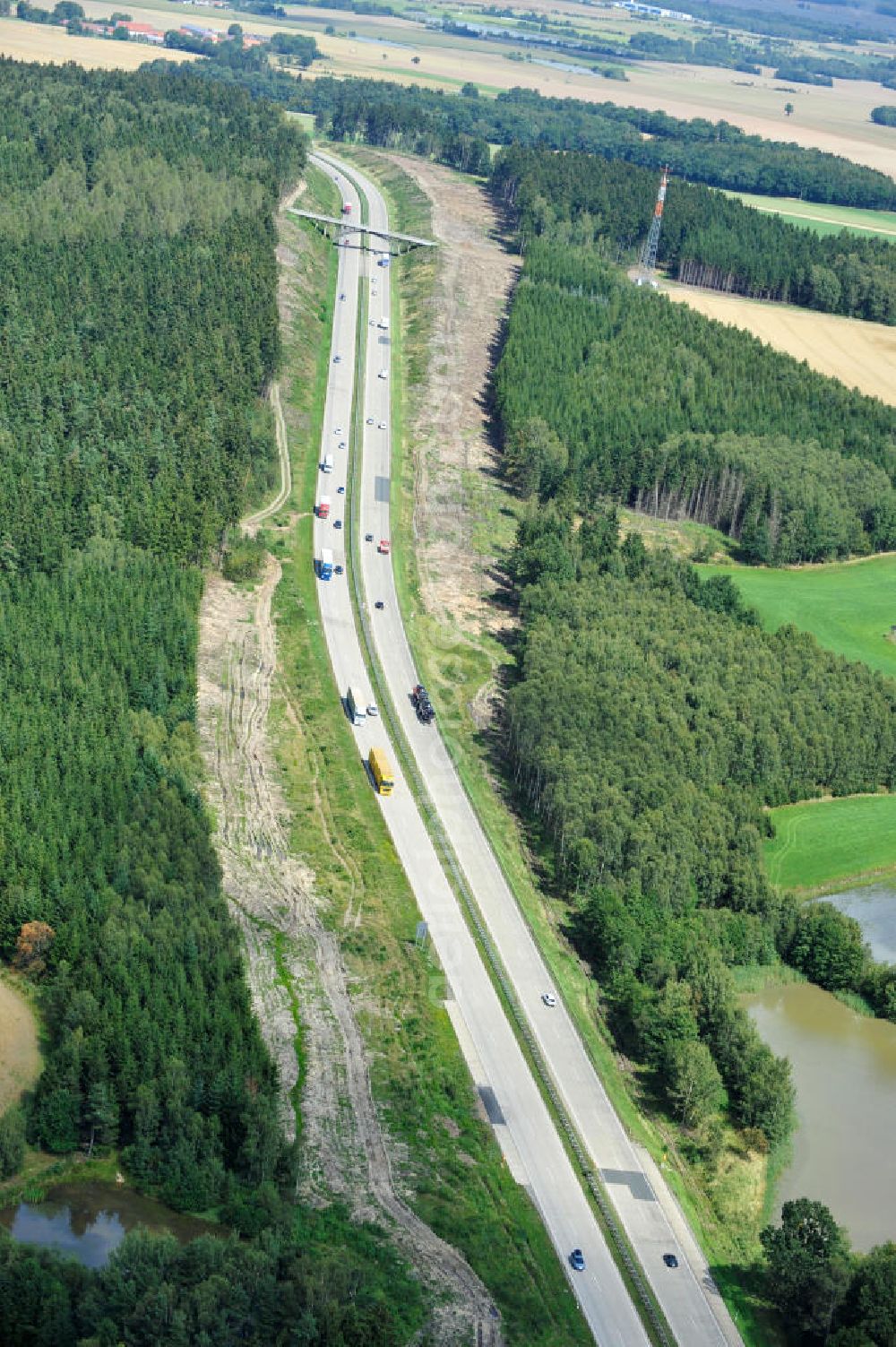 Köthnitz from the bird's eye view: Bauwerke und Streckenführung der BAB Bundesautobahn A9 mit bisher vier Fahrstreifen. Derzeit laufen Vorbereitungsarbeiten für den sechsspurigen Ausbau der Autobahn 9 zwischen Triptis und Schleiz durch das deutsch-französisches Konsortium EUROVIA VINCI. Es ist das letzte Projekt im Rahmen des Verkehrsprojekt Deutsche Einheit Nummer zwölf der DEGES. Buildings and route of the motorway A9.