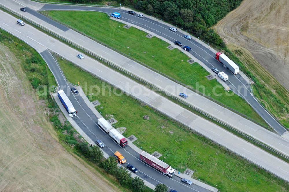 Aerial image Köthnitz - Bauwerke und Streckenführung der BAB Bundesautobahn A9 mit bisher vier Fahrstreifen. Derzeit laufen Vorbereitungsarbeiten für den sechsspurigen Ausbau der Autobahn 9 zwischen Triptis und Schleiz durch das deutsch-französisches Konsortium EUROVIA VINCI. Es ist das letzte Projekt im Rahmen des Verkehrsprojekt Deutsche Einheit Nummer zwölf der DEGES. Buildings and route of the motorway A9.