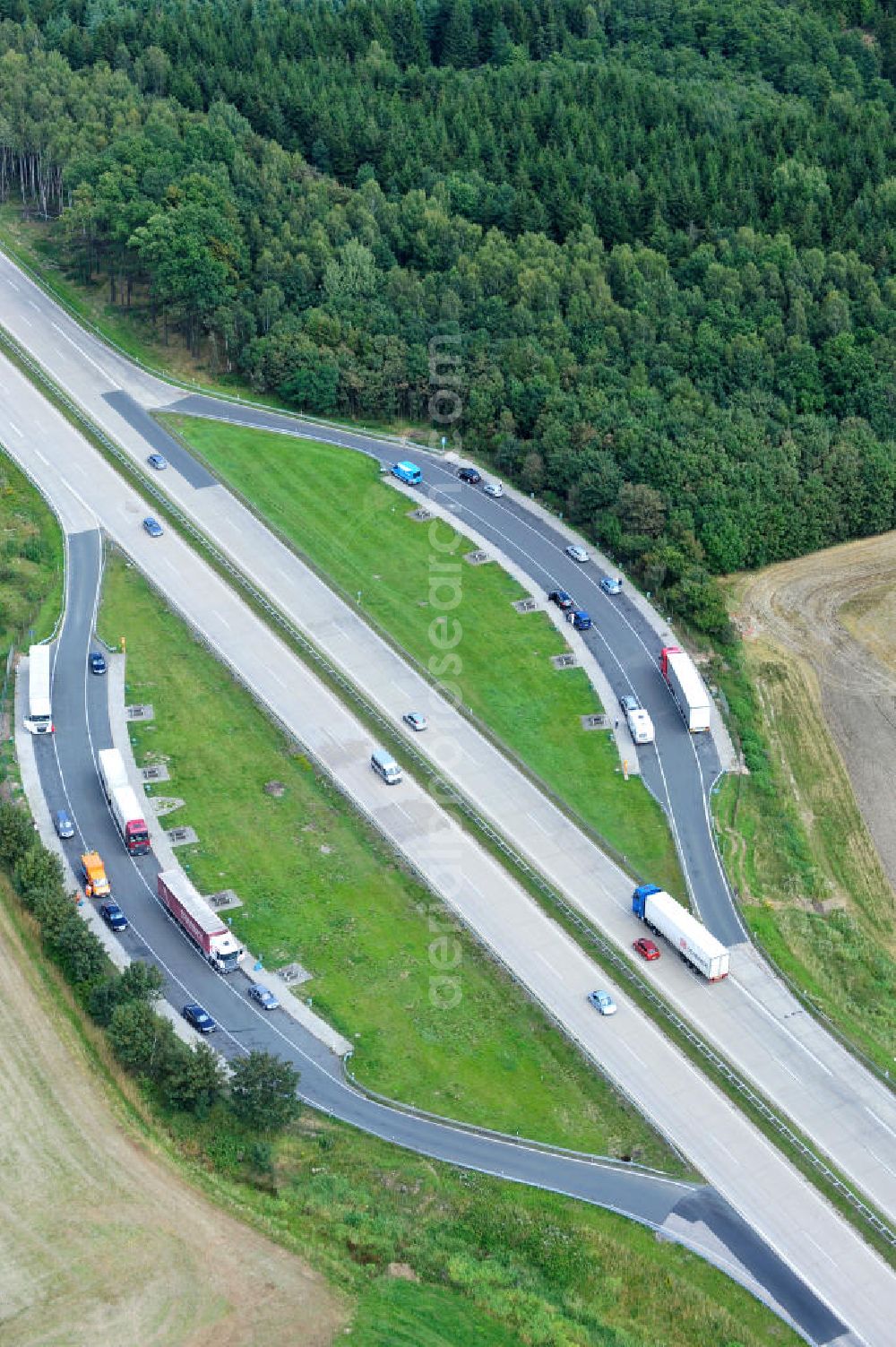 Aerial photograph Köthnitz - Bauwerke und Streckenführung der BAB Bundesautobahn A9 mit bisher vier Fahrstreifen. Derzeit laufen Vorbereitungsarbeiten für den sechsspurigen Ausbau der Autobahn 9 zwischen Triptis und Schleiz durch das deutsch-französisches Konsortium EUROVIA VINCI. Es ist das letzte Projekt im Rahmen des Verkehrsprojekt Deutsche Einheit Nummer zwölf der DEGES. Buildings and route of the motorway A9.