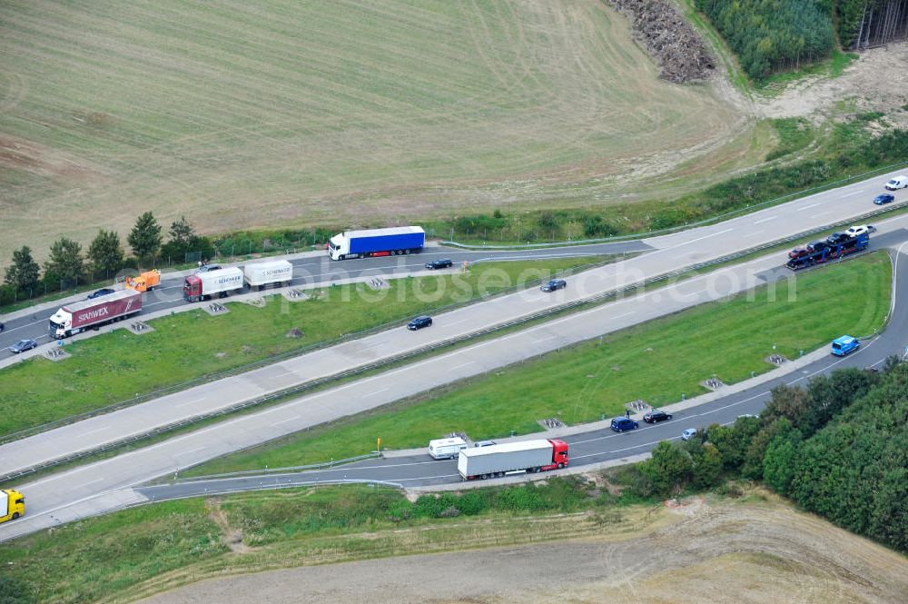 Köthnitz from above - Bauwerke und Streckenführung der BAB Bundesautobahn A9 mit bisher vier Fahrstreifen. Derzeit laufen Vorbereitungsarbeiten für den sechsspurigen Ausbau der Autobahn 9 zwischen Triptis und Schleiz durch das deutsch-französisches Konsortium EUROVIA VINCI. Es ist das letzte Projekt im Rahmen des Verkehrsprojekt Deutsche Einheit Nummer zwölf der DEGES. Buildings and route of the motorway A9.