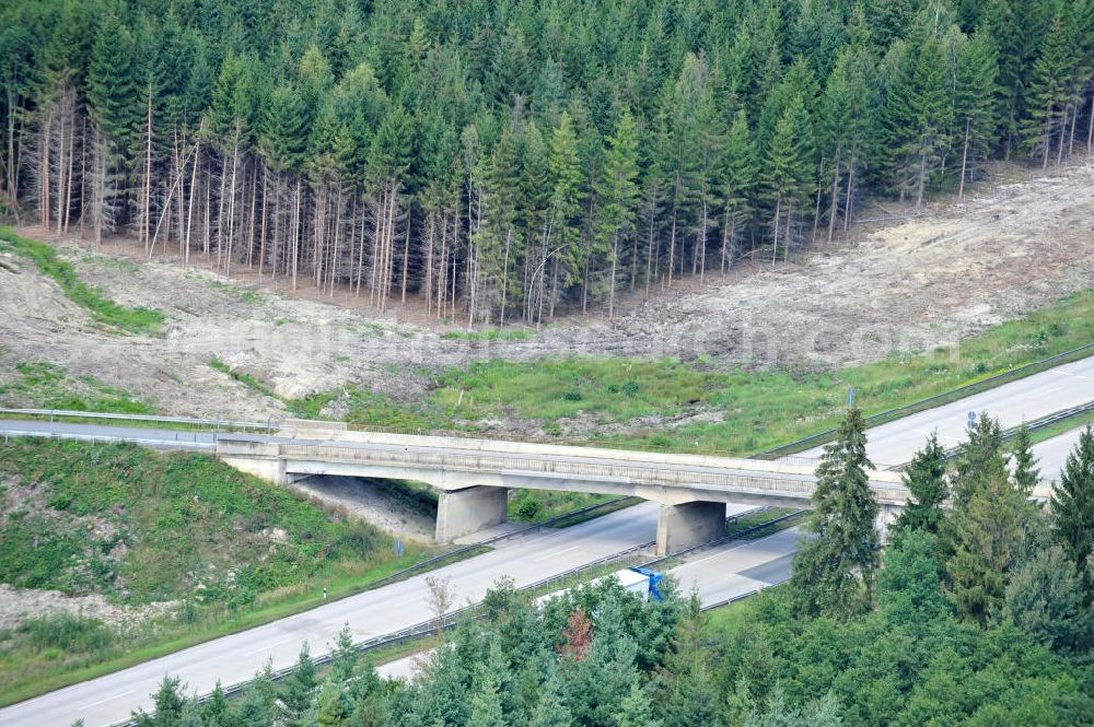 Köthnitz from the bird's eye view: Bauwerke und Streckenführung der BAB Bundesautobahn A9 mit bisher vier Fahrstreifen. Derzeit laufen Vorbereitungsarbeiten für den sechsspurigen Ausbau der Autobahn 9 zwischen Triptis und Schleiz durch das deutsch-französisches Konsortium EUROVIA VINCI. Es ist das letzte Projekt im Rahmen des Verkehrsprojekt Deutsche Einheit Nummer zwölf der DEGES. Buildings and route of the motorway A9.