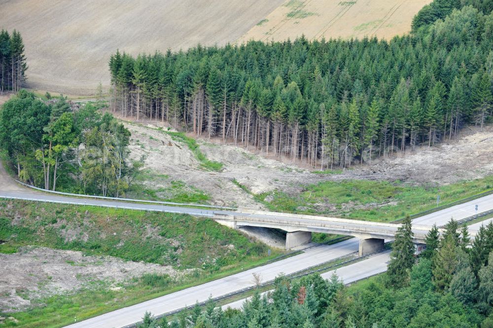 Aerial image Köthnitz - Bauwerke und Streckenführung der BAB Bundesautobahn A9 mit bisher vier Fahrstreifen. Derzeit laufen Vorbereitungsarbeiten für den sechsspurigen Ausbau der Autobahn 9 zwischen Triptis und Schleiz durch das deutsch-französisches Konsortium EUROVIA VINCI. Es ist das letzte Projekt im Rahmen des Verkehrsprojekt Deutsche Einheit Nummer zwölf der DEGES. Buildings and route of the motorway A9.