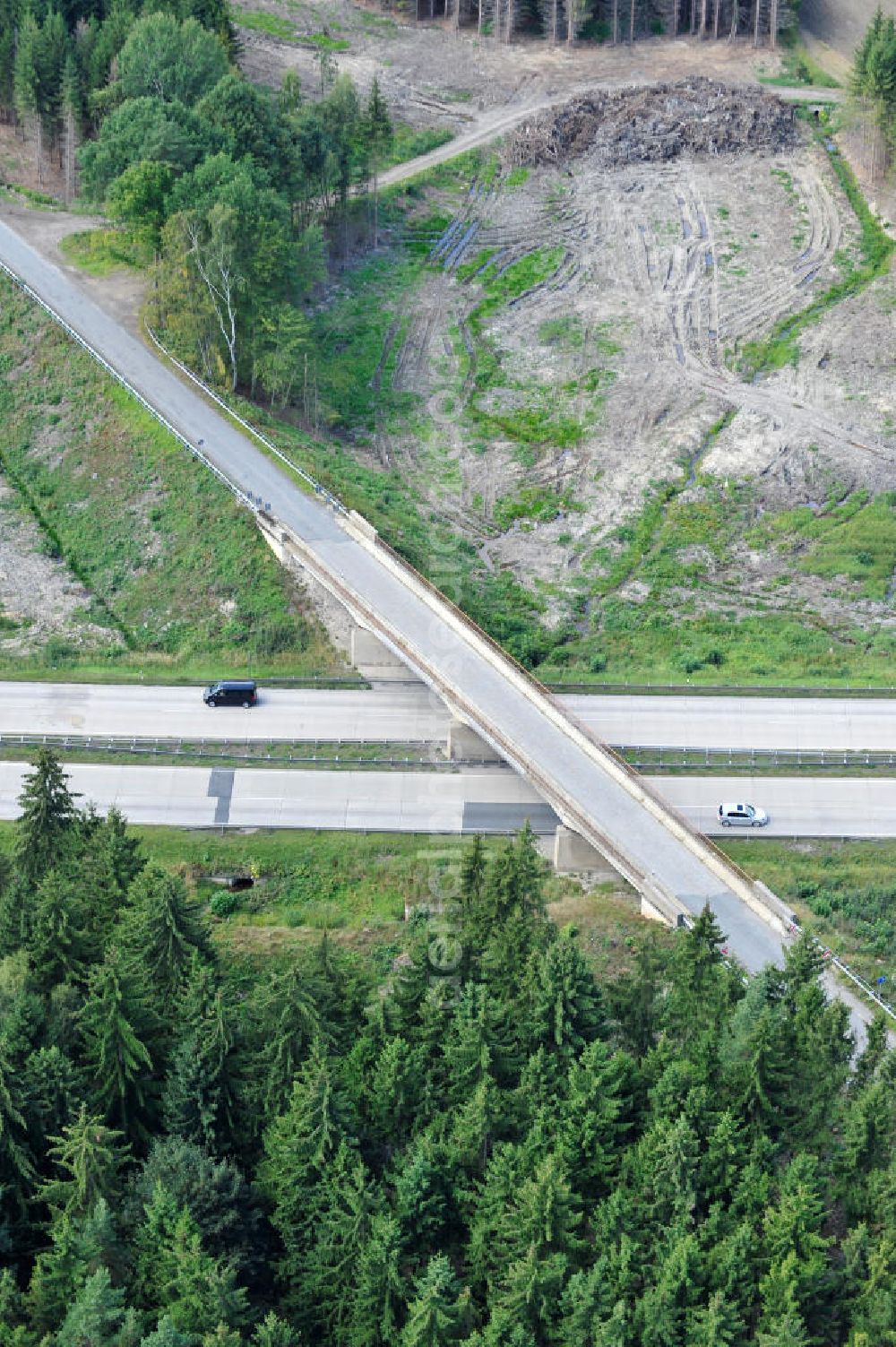 Aerial photograph Köthnitz - Bauwerke und Streckenführung der BAB Bundesautobahn A9 mit bisher vier Fahrstreifen. Derzeit laufen Vorbereitungsarbeiten für den sechsspurigen Ausbau der Autobahn 9 zwischen Triptis und Schleiz durch das deutsch-französisches Konsortium EUROVIA VINCI. Es ist das letzte Projekt im Rahmen des Verkehrsprojekt Deutsche Einheit Nummer zwölf der DEGES. Buildings and route of the motorway A9.