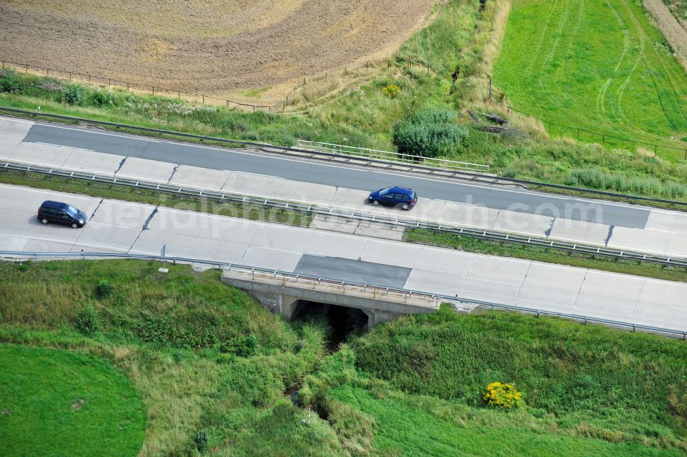 Köthnitz from above - Bauwerke und Streckenführung der BAB Bundesautobahn A9 mit bisher vier Fahrstreifen. Derzeit laufen Vorbereitungsarbeiten für den sechsspurigen Ausbau der Autobahn 9 zwischen Triptis und Schleiz durch das deutsch-französisches Konsortium EUROVIA VINCI. Es ist das letzte Projekt im Rahmen des Verkehrsprojekt Deutsche Einheit Nummer zwölf der DEGES. Buildings and route of the motorway A9.