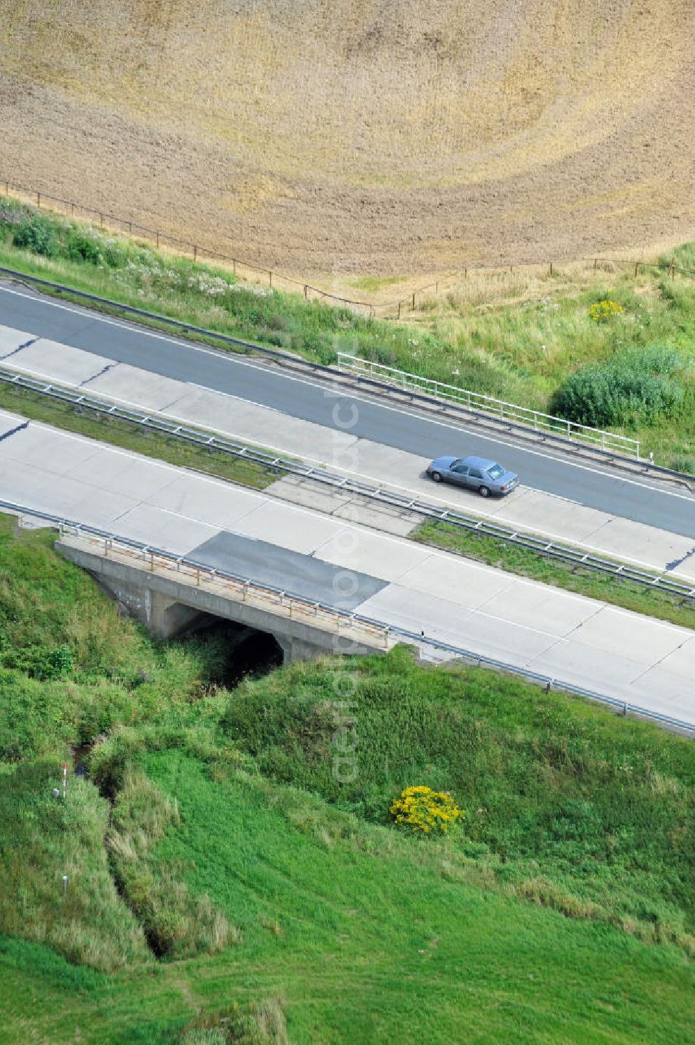 Köthnitz from the bird's eye view: Bauwerke und Streckenführung der BAB Bundesautobahn A9 mit bisher vier Fahrstreifen. Derzeit laufen Vorbereitungsarbeiten für den sechsspurigen Ausbau der Autobahn 9 zwischen Triptis und Schleiz durch das deutsch-französisches Konsortium EUROVIA VINCI. Es ist das letzte Projekt im Rahmen des Verkehrsprojekt Deutsche Einheit Nummer zwölf der DEGES. Buildings and route of the motorway A9.