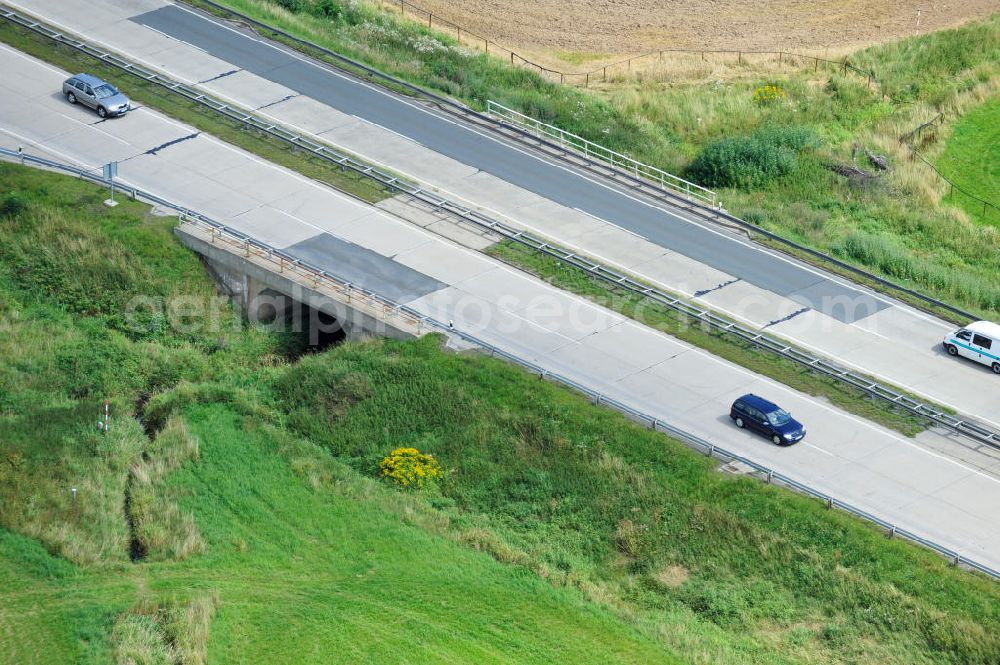 Aerial image Köthnitz - Bauwerke und Streckenführung der BAB Bundesautobahn A9 mit bisher vier Fahrstreifen. Derzeit laufen Vorbereitungsarbeiten für den sechsspurigen Ausbau der Autobahn 9 zwischen Triptis und Schleiz durch das deutsch-französisches Konsortium EUROVIA VINCI. Es ist das letzte Projekt im Rahmen des Verkehrsprojekt Deutsche Einheit Nummer zwölf der DEGES. Buildings and route of the motorway A9.