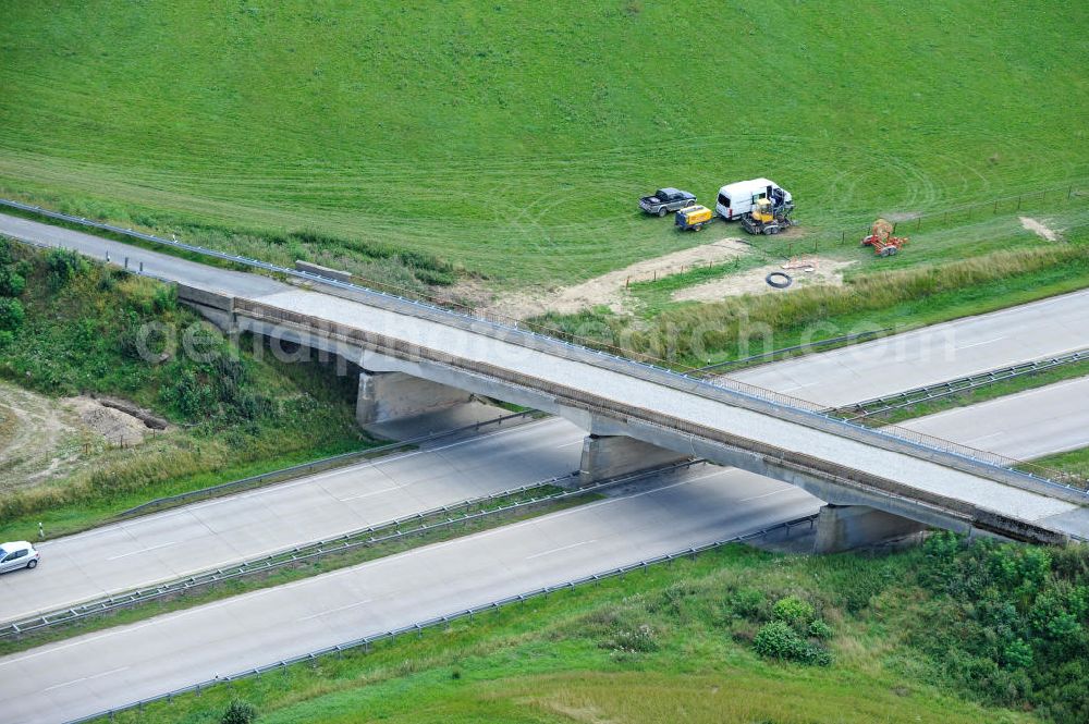 Aerial photograph Köthnitz - Bauwerke und Streckenführung der BAB Bundesautobahn A9 mit bisher vier Fahrstreifen. Derzeit laufen Vorbereitungsarbeiten für den sechsspurigen Ausbau der Autobahn 9 zwischen Triptis und Schleiz durch das deutsch-französisches Konsortium EUROVIA VINCI. Es ist das letzte Projekt im Rahmen des Verkehrsprojekt Deutsche Einheit Nummer zwölf der DEGES. Buildings and route of the motorway A9.