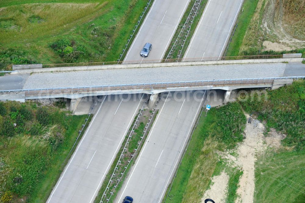 Köthnitz from above - Bauwerke und Streckenführung der BAB Bundesautobahn A9 mit bisher vier Fahrstreifen. Derzeit laufen Vorbereitungsarbeiten für den sechsspurigen Ausbau der Autobahn 9 zwischen Triptis und Schleiz durch das deutsch-französisches Konsortium EUROVIA VINCI. Es ist das letzte Projekt im Rahmen des Verkehrsprojekt Deutsche Einheit Nummer zwölf der DEGES. Buildings and route of the motorway A9.