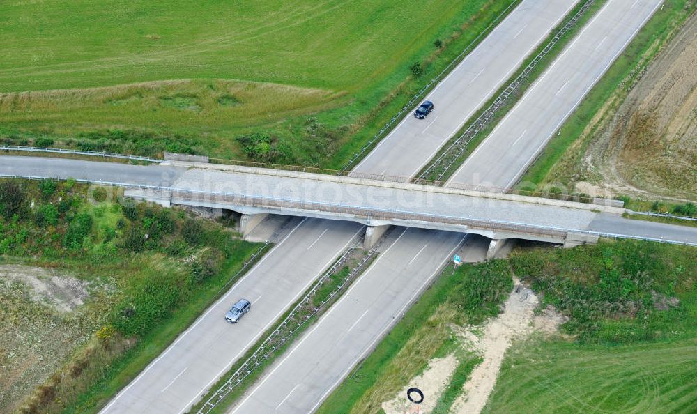 Köthnitz from the bird's eye view: Bauwerke und Streckenführung der BAB Bundesautobahn A9 mit bisher vier Fahrstreifen. Derzeit laufen Vorbereitungsarbeiten für den sechsspurigen Ausbau der Autobahn 9 zwischen Triptis und Schleiz durch das deutsch-französisches Konsortium EUROVIA VINCI. Es ist das letzte Projekt im Rahmen des Verkehrsprojekt Deutsche Einheit Nummer zwölf der DEGES. Buildings and route of the motorway A9.