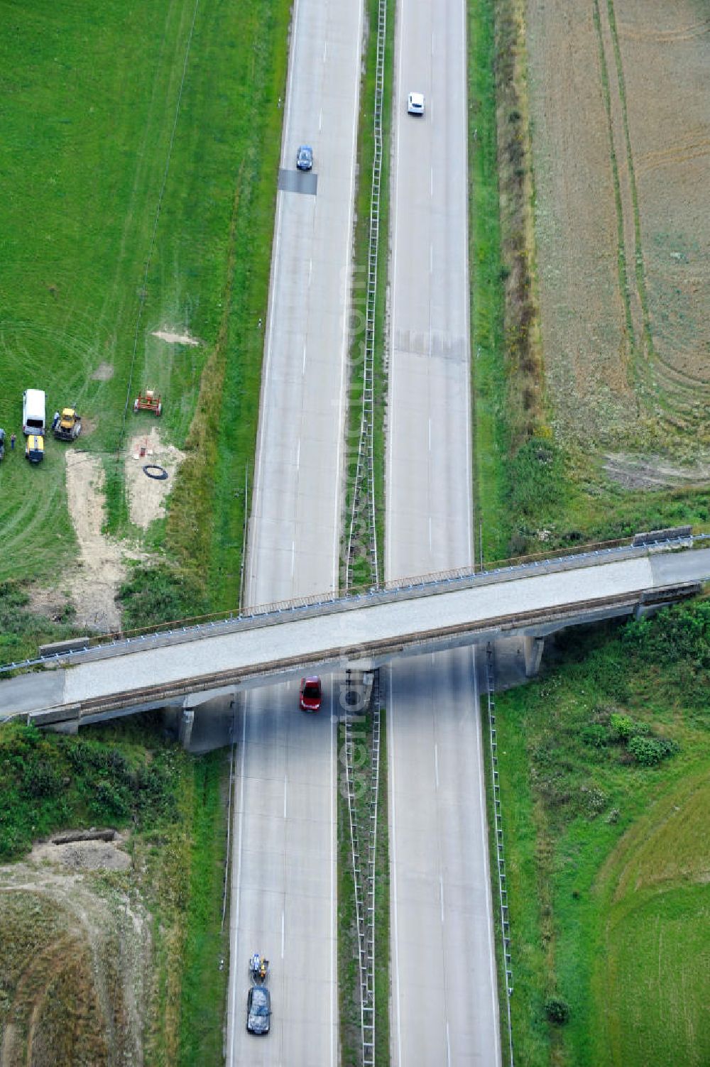 Aerial image Köthnitz - Bauwerke und Streckenführung der BAB Bundesautobahn A9 mit bisher vier Fahrstreifen. Derzeit laufen Vorbereitungsarbeiten für den sechsspurigen Ausbau der Autobahn 9 zwischen Triptis und Schleiz durch das deutsch-französisches Konsortium EUROVIA VINCI. Es ist das letzte Projekt im Rahmen des Verkehrsprojekt Deutsche Einheit Nummer zwölf der DEGES. Buildings and route of the motorway A9.