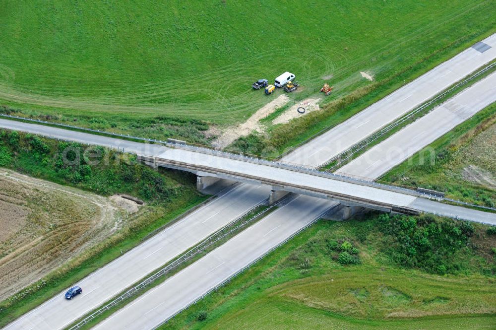 Aerial photograph Köthnitz - Bauwerke und Streckenführung der BAB Bundesautobahn A9 mit bisher vier Fahrstreifen. Derzeit laufen Vorbereitungsarbeiten für den sechsspurigen Ausbau der Autobahn 9 zwischen Triptis und Schleiz durch das deutsch-französisches Konsortium EUROVIA VINCI. Es ist das letzte Projekt im Rahmen des Verkehrsprojekt Deutsche Einheit Nummer zwölf der DEGES. Buildings and route of the motorway A9.