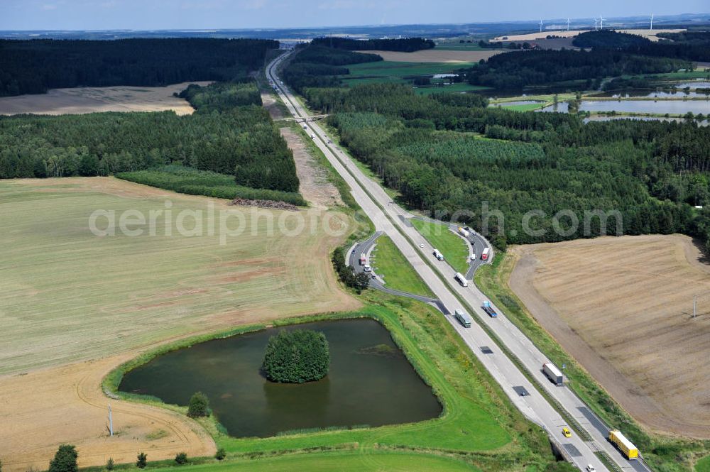 Köthnitz from above - Bauwerke und Streckenführung der BAB Bundesautobahn A9 mit bisher vier Fahrstreifen. Derzeit laufen Vorbereitungsarbeiten für den sechsspurigen Ausbau der Autobahn 9 zwischen Triptis und Schleiz durch das deutsch-französisches Konsortium EUROVIA VINCI. Es ist das letzte Projekt im Rahmen des Verkehrsprojekt Deutsche Einheit Nummer zwölf der DEGES. Buildings and route of the motorway A9.