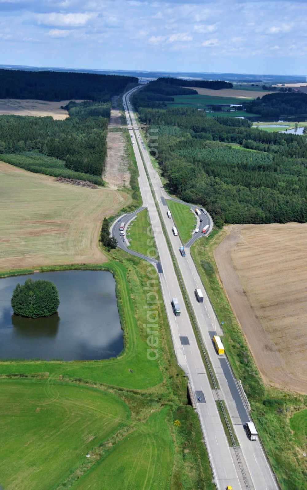 Köthnitz from the bird's eye view: Bauwerke und Streckenführung der BAB Bundesautobahn A9 mit bisher vier Fahrstreifen. Derzeit laufen Vorbereitungsarbeiten für den sechsspurigen Ausbau der Autobahn 9 zwischen Triptis und Schleiz durch das deutsch-französisches Konsortium EUROVIA VINCI. Es ist das letzte Projekt im Rahmen des Verkehrsprojekt Deutsche Einheit Nummer zwölf der DEGES. Buildings and route of the motorway A9.