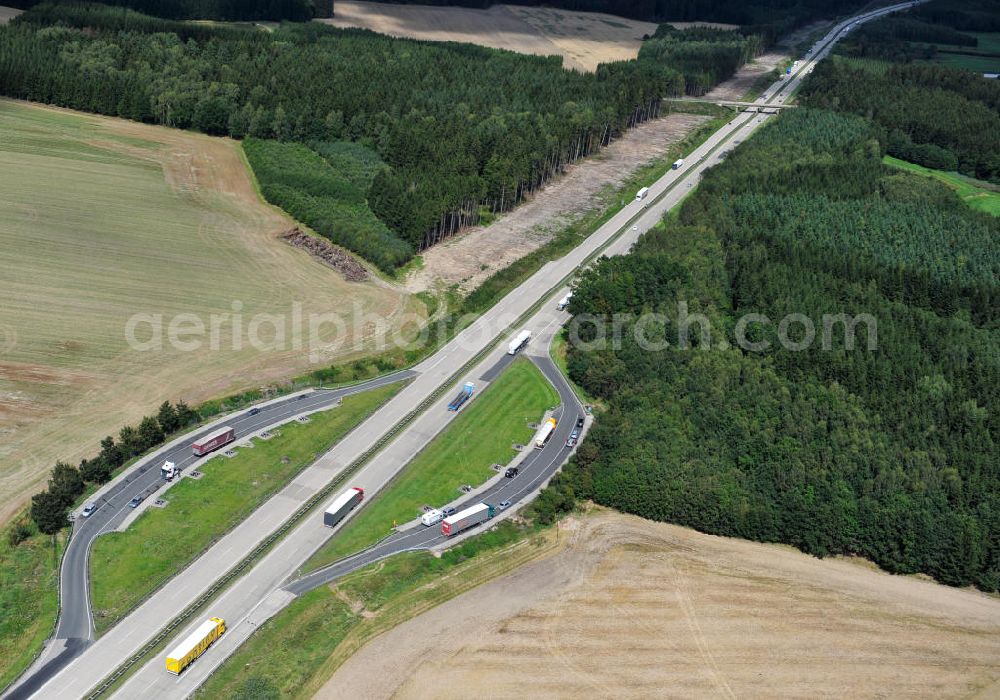 Aerial image Köthnitz - Bauwerke und Streckenführung der BAB Bundesautobahn A9 mit bisher vier Fahrstreifen. Derzeit laufen Vorbereitungsarbeiten für den sechsspurigen Ausbau der Autobahn 9 zwischen Triptis und Schleiz durch das deutsch-französisches Konsortium EUROVIA VINCI. Es ist das letzte Projekt im Rahmen des Verkehrsprojekt Deutsche Einheit Nummer zwölf der DEGES. Buildings and route of the motorway A9.