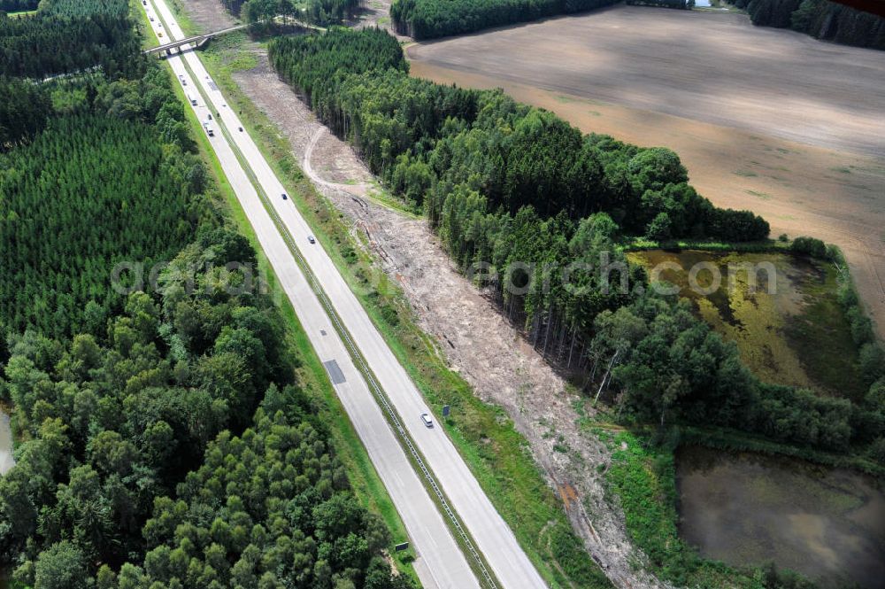 Aerial photograph Köthnitz - Bauwerke und Streckenführung der BAB Bundesautobahn A9 mit bisher vier Fahrstreifen. Derzeit laufen Vorbereitungsarbeiten für den sechsspurigen Ausbau der Autobahn 9 zwischen Triptis und Schleiz durch das deutsch-französisches Konsortium EUROVIA VINCI. Es ist das letzte Projekt im Rahmen des Verkehrsprojekt Deutsche Einheit Nummer zwölf der DEGES. Buildings and route of the motorway A9.