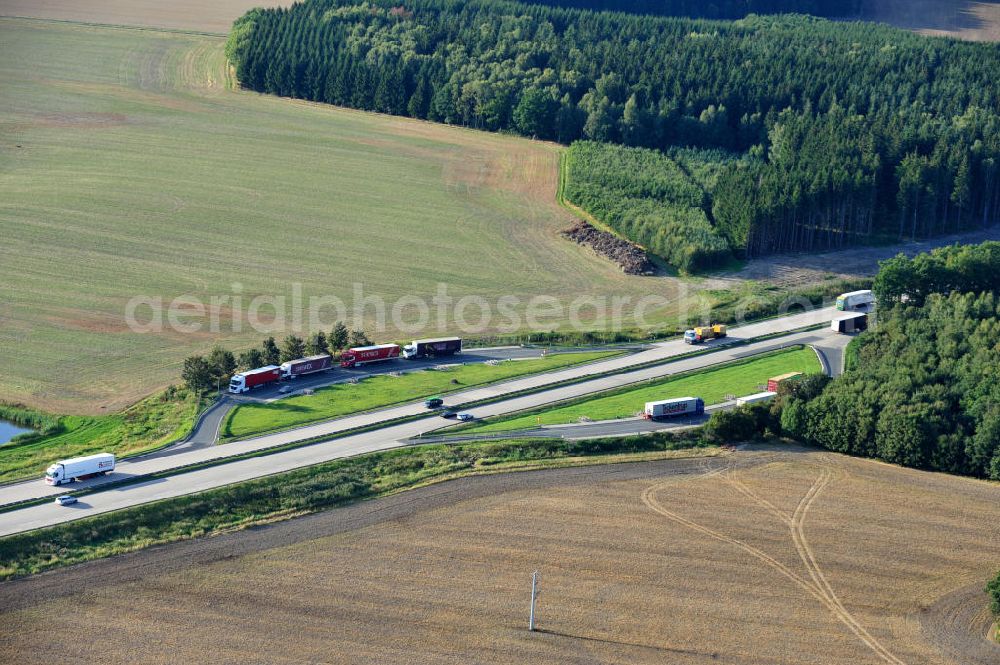 Köthnitz from above - Bauwerke und Streckenführung der BAB Bundesautobahn A9 mit bisher vier Fahrstreifen. Derzeit laufen Vorbereitungsarbeiten für den sechsspurigen Ausbau der Autobahn 9 zwischen Triptis und Schleiz durch das deutsch-französisches Konsortium EUROVIA VINCI. Es ist das letzte Projekt im Rahmen des Verkehrsprojekt Deutsche Einheit Nummer zwölf der DEGES. Buildings and route of the motorway A9.