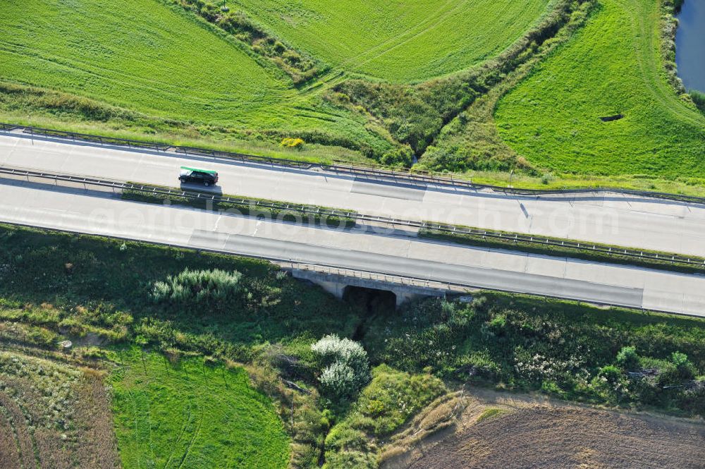 Köthnitz from the bird's eye view: Bauwerke und Streckenführung der BAB Bundesautobahn A9 mit bisher vier Fahrstreifen. Derzeit laufen Vorbereitungsarbeiten für den sechsspurigen Ausbau der Autobahn 9 zwischen Triptis und Schleiz durch das deutsch-französisches Konsortium EUROVIA VINCI. Es ist das letzte Projekt im Rahmen des Verkehrsprojekt Deutsche Einheit Nummer zwölf der DEGES. Buildings and route of the motorway A9.