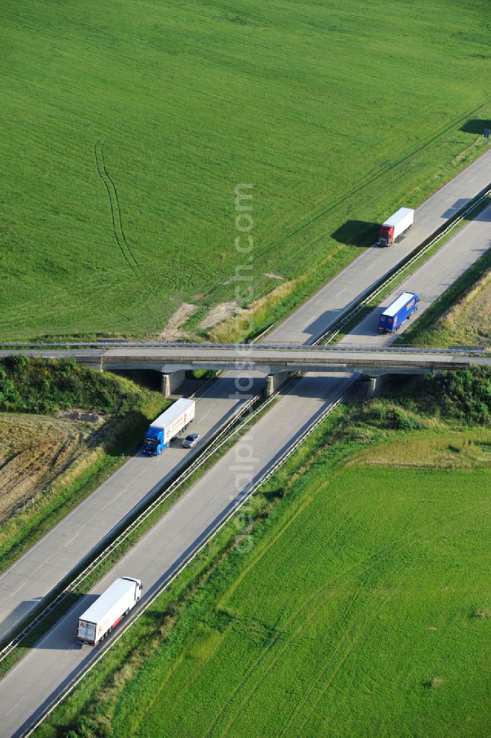 Aerial image Köthnitz - Bauwerke und Streckenführung der BAB Bundesautobahn A9 mit bisher vier Fahrstreifen. Derzeit laufen Vorbereitungsarbeiten für den sechsspurigen Ausbau der Autobahn 9 zwischen Triptis und Schleiz durch das deutsch-französisches Konsortium EUROVIA VINCI. Es ist das letzte Projekt im Rahmen des Verkehrsprojekt Deutsche Einheit Nummer zwölf der DEGES. Buildings and route of the motorway A9.