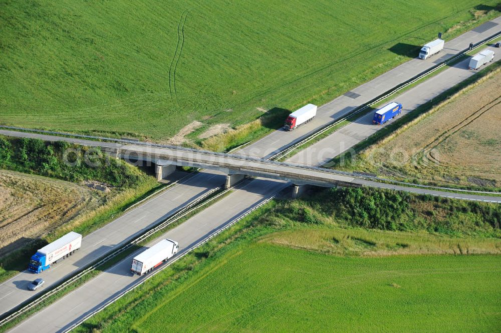 Aerial photograph Köthnitz - Bauwerke und Streckenführung der BAB Bundesautobahn A9 mit bisher vier Fahrstreifen. Derzeit laufen Vorbereitungsarbeiten für den sechsspurigen Ausbau der Autobahn 9 zwischen Triptis und Schleiz durch das deutsch-französisches Konsortium EUROVIA VINCI. Es ist das letzte Projekt im Rahmen des Verkehrsprojekt Deutsche Einheit Nummer zwölf der DEGES. Buildings and route of the motorway A9.