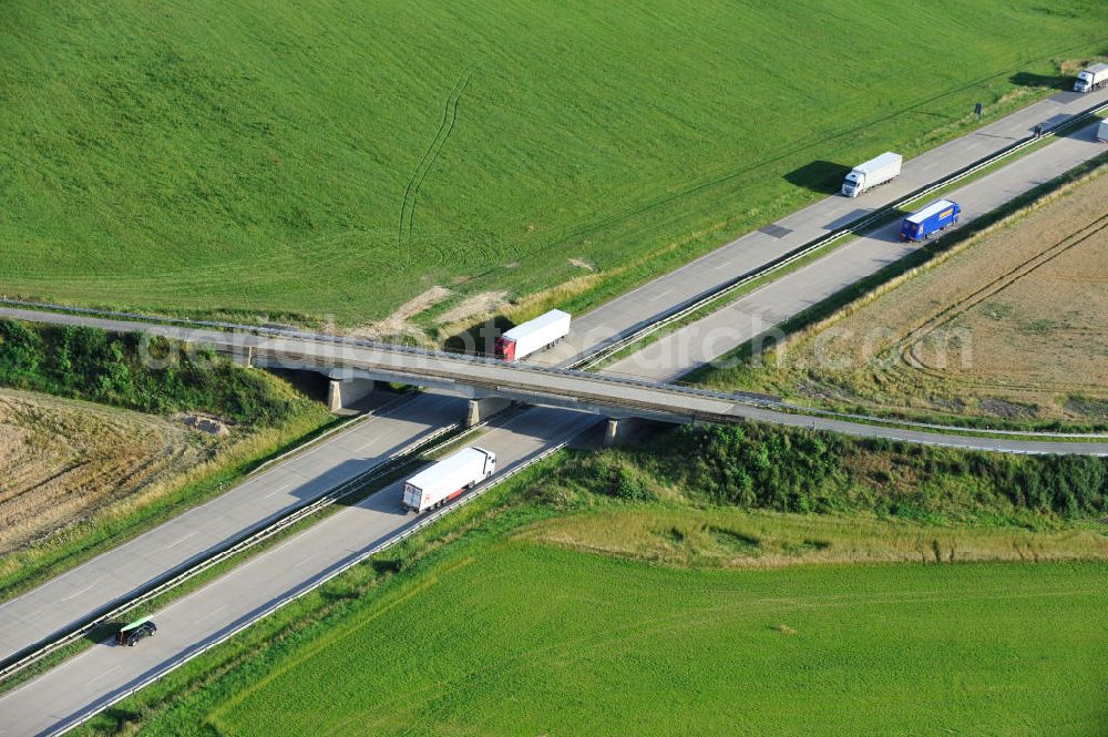 Köthnitz from above - Bauwerke und Streckenführung der BAB Bundesautobahn A9 mit bisher vier Fahrstreifen. Derzeit laufen Vorbereitungsarbeiten für den sechsspurigen Ausbau der Autobahn 9 zwischen Triptis und Schleiz durch das deutsch-französisches Konsortium EUROVIA VINCI. Es ist das letzte Projekt im Rahmen des Verkehrsprojekt Deutsche Einheit Nummer zwölf der DEGES. Buildings and route of the motorway A9.