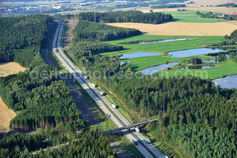 Köthnitz from the bird's eye view: Bauwerke und Streckenführung der BAB Bundesautobahn A9 mit bisher vier Fahrstreifen. Derzeit laufen Vorbereitungsarbeiten für den sechsspurigen Ausbau der Autobahn 9 zwischen Triptis und Schleiz durch das deutsch-französisches Konsortium EUROVIA VINCI. Es ist das letzte Projekt im Rahmen des Verkehrsprojekt Deutsche Einheit Nummer zwölf der DEGES. Buildings and route of the motorway A9.